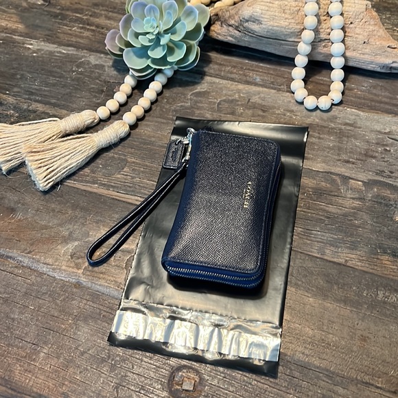 (20) 6” x 9” poly mailers in black with FREE stickers - Picture 4 of 6